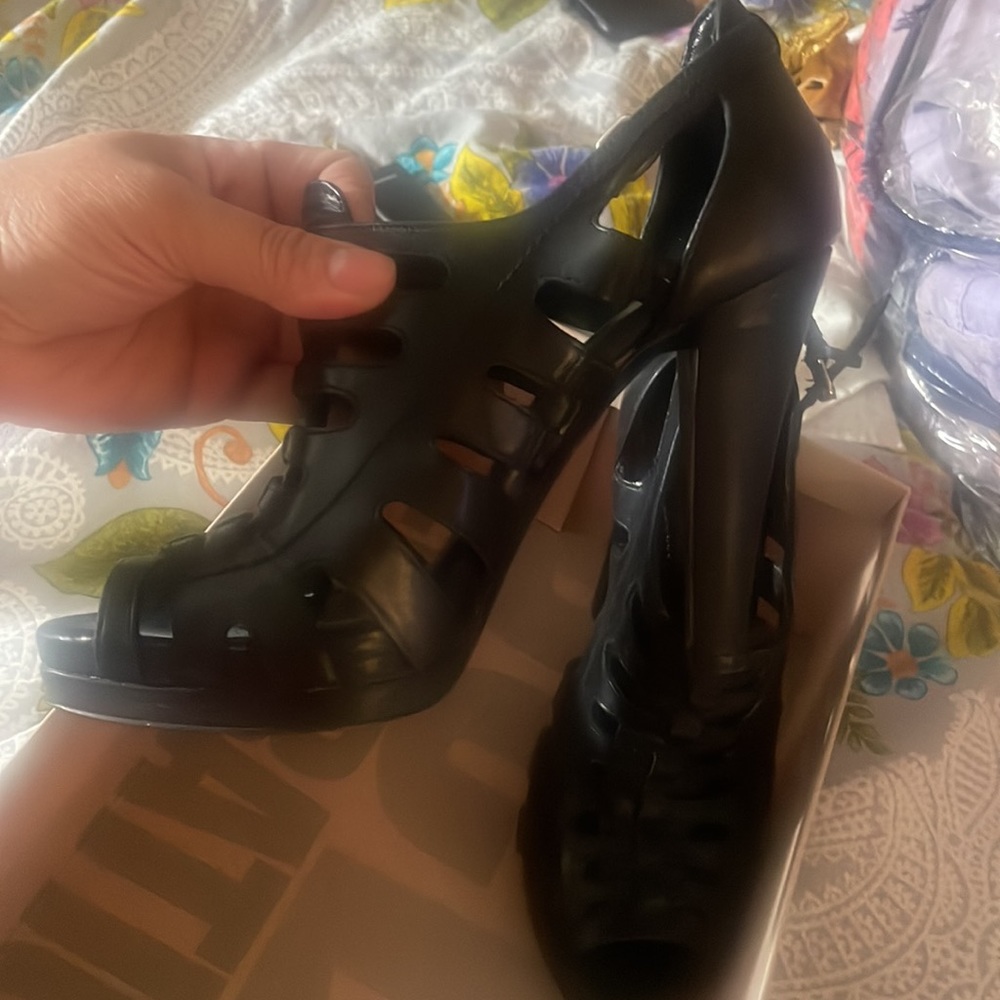 BCBG Vintage  black leather heels sz 7